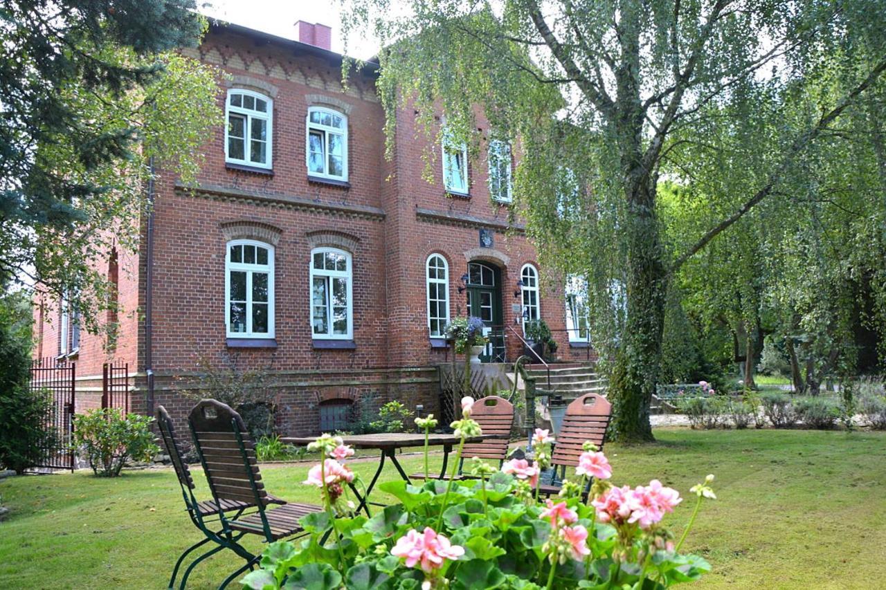 Готель Gutshaus Zietlitz Dobbin-Linstow Екстер'єр фото